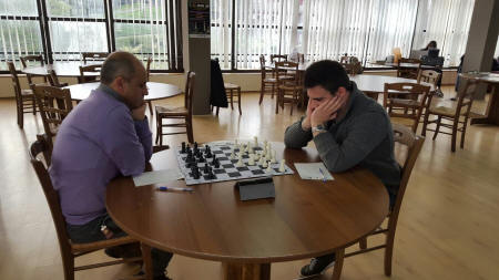 Fase di gioco. A sinistra il vice-campione provinciale Fabio Grimaldi, impegnato in una delle partite decisive del torneo